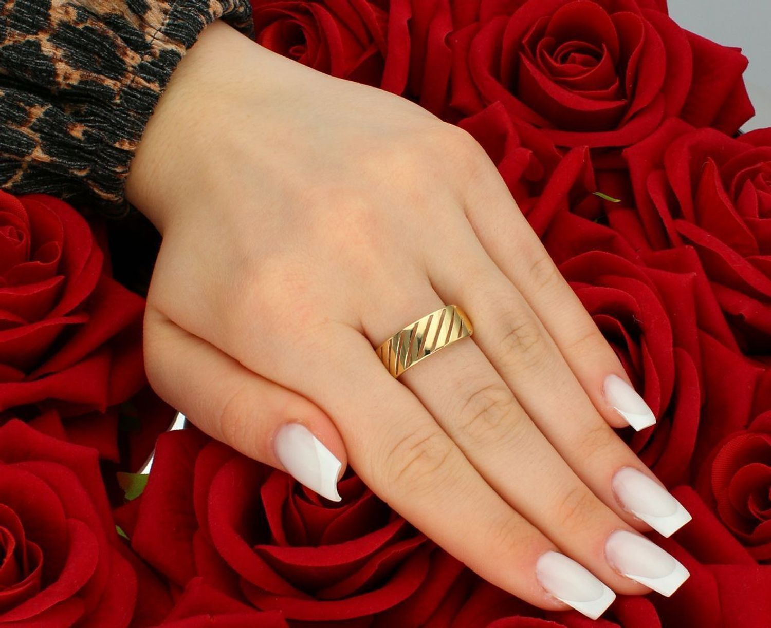 Złoty pierścionek proste line próba 375 rozmiar 19, PI 6327 375. Elegancki, złoty pierścionek w minimalistycznym stylu Proste Line, który idealnie komponuje się z każdą stylizacją ✨.1.jpg